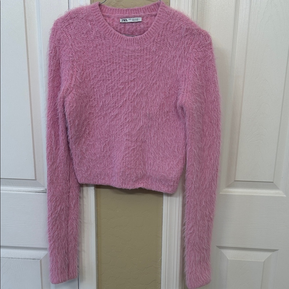 Zara Fuzzy Pink Crew Neck Sweater size M run small fit size xs-s